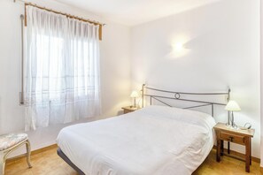 3 slaapkamers, een strijkplank/strijkijzer, gratis wifi, beddengoed