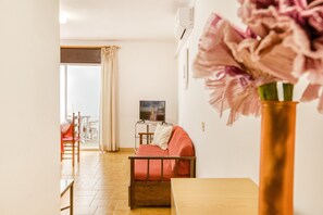 TV - Apartment on 'Paseo Marítimo 3-3' close to the Beach with Terrace & Wi-Fi (Llançà)