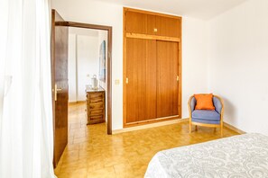 2 bedrooms, iron/ironing board, free WiFi, bed sheets - Apartment on 'Paseo Marítimo 3-3' close to the Beach with Terrace & Wi-Fi (Llançà)