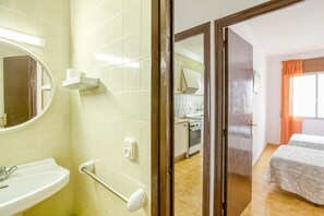 Shower, hair dryer, towels - Apartment on 'Paseo Marítimo 3-3' close to the Beach with Terrace & Wi-Fi (Llançà)