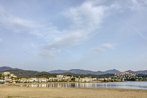 On the beach - Apartment on 'Paseo Marítimo 3-3' close to the Beach with Terrace & Wi-Fi (Llançà)