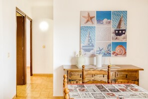 Dining - Apartment on 'Paseo Marítimo 3-3' close to the Beach with Terrace & Wi-Fi (Llançà)
