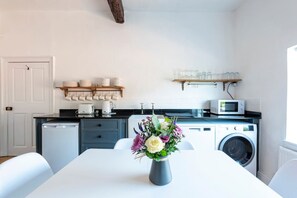 ثلاجة، ميكروويف، فرن، غسالة أطباق