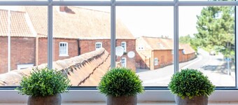 Riverside Rest - quirky split-level 3-bed cottage