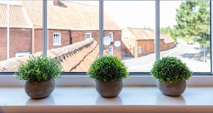 Riverside Rest - quirky split-level 3-bed cottage