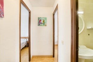 Shower, hair dryer, towels - Apartment on the Paseo Marítimo '3-2' close to the Beach with Balcony & Wi-Fi (Llançà)
