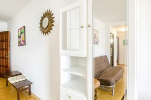 Interior - Apartment on the Paseo Marítimo '3-2' close to the Beach with Balcony & Wi-Fi (Llançà)