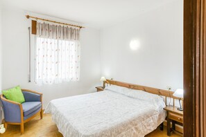 2 bedrooms, iron/ironing board, free WiFi, bed sheets - Apartment on the Paseo Marítimo '3-2' close to the Beach with Balcony & Wi-Fi (Llançà)