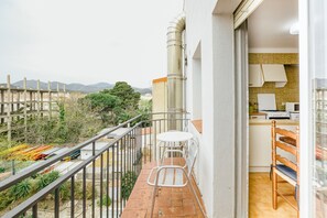 Outdoor dining - Apartment on the Paseo Marítimo '3-2' close to the Beach with Balcony & Wi-Fi (Llançà)
