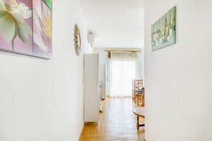 Interior - Apartment on the Paseo Marítimo '3-2' close to the Beach with Balcony & Wi-Fi (Llançà)