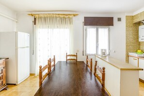 Dining - Apartment on the Paseo Marítimo '3-2' close to the Beach with Balcony & Wi-Fi (Llançà)