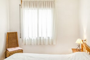 3 bedrooms, iron/ironing board, free WiFi, bed sheets - Apart on the Paseo Marítimo '2-3' close to the Beach with Terrace & Wi-Fi (Llançà)