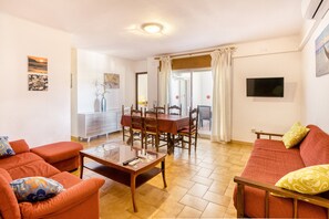 TV - Apart on the Paseo Marítimo '2-3' close to the Beach with Terrace & Wi-Fi (Llançà)