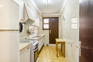 Fridge, microwave, oven, stovetop - Apart on the Paseo Marítimo '2-3' close to the Beach with Terrace & Wi-Fi (Llançà)