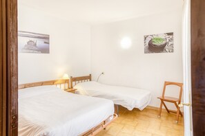 3 bedrooms, iron/ironing board, free WiFi, bed sheets
