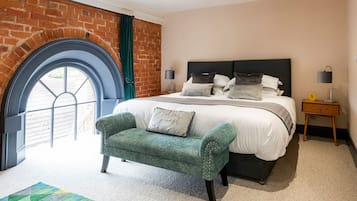 4 bedrooms, desk, iron/ironing board, travel cot