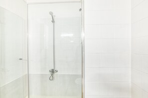 Dusche, Haartrockner, HandtĂŒcher