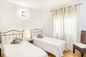2 chambres, fer et planche à repasser, Wi-Fi gratuit, draps fournis