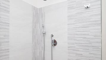 Douche, serviettes fournies