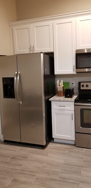Réfrigérateur, four à micro-ondes, un four, surface de cuisson