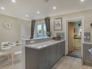 Lava-louças, cadeirão de bebê, freezer