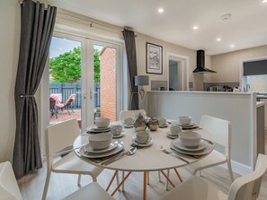 Dining - 3 bedroom accommodation in Whitby (Whitby)