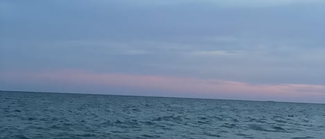 Perto da praia, espreguiçadeiras