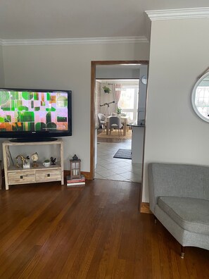 تلفزيون ذكي، مدفأة، مشغل دي في دي، كُتُب