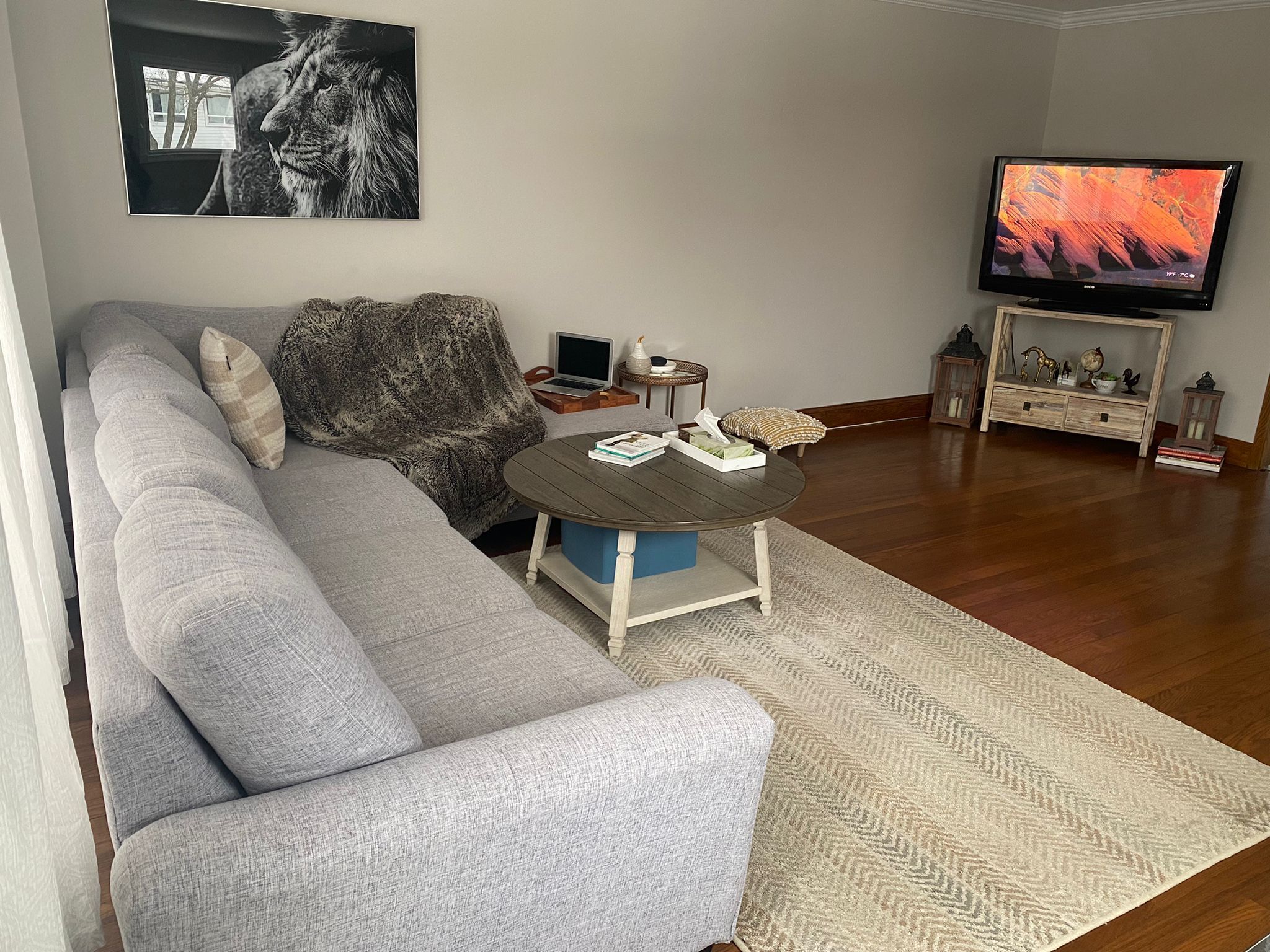 Bright beautiful home in Oshawa! Steps away from trails 5 min walk to lake front