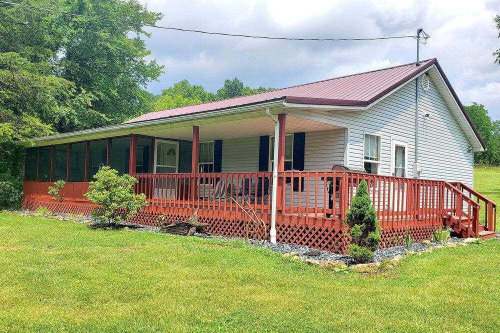 Large Farm Cabin with Private Pond in the middle of Cow Fields & Wildflowers