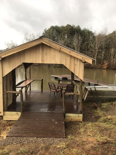 Large Farm Cabin with Private Pond in the middle of Cow Fields & Wildflowers