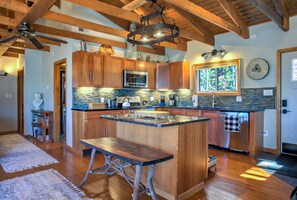 Fridge, microwave, oven, stovetop - Big Mountain View’s - Hiking - Quite Nature Emerson (Swannanoa)