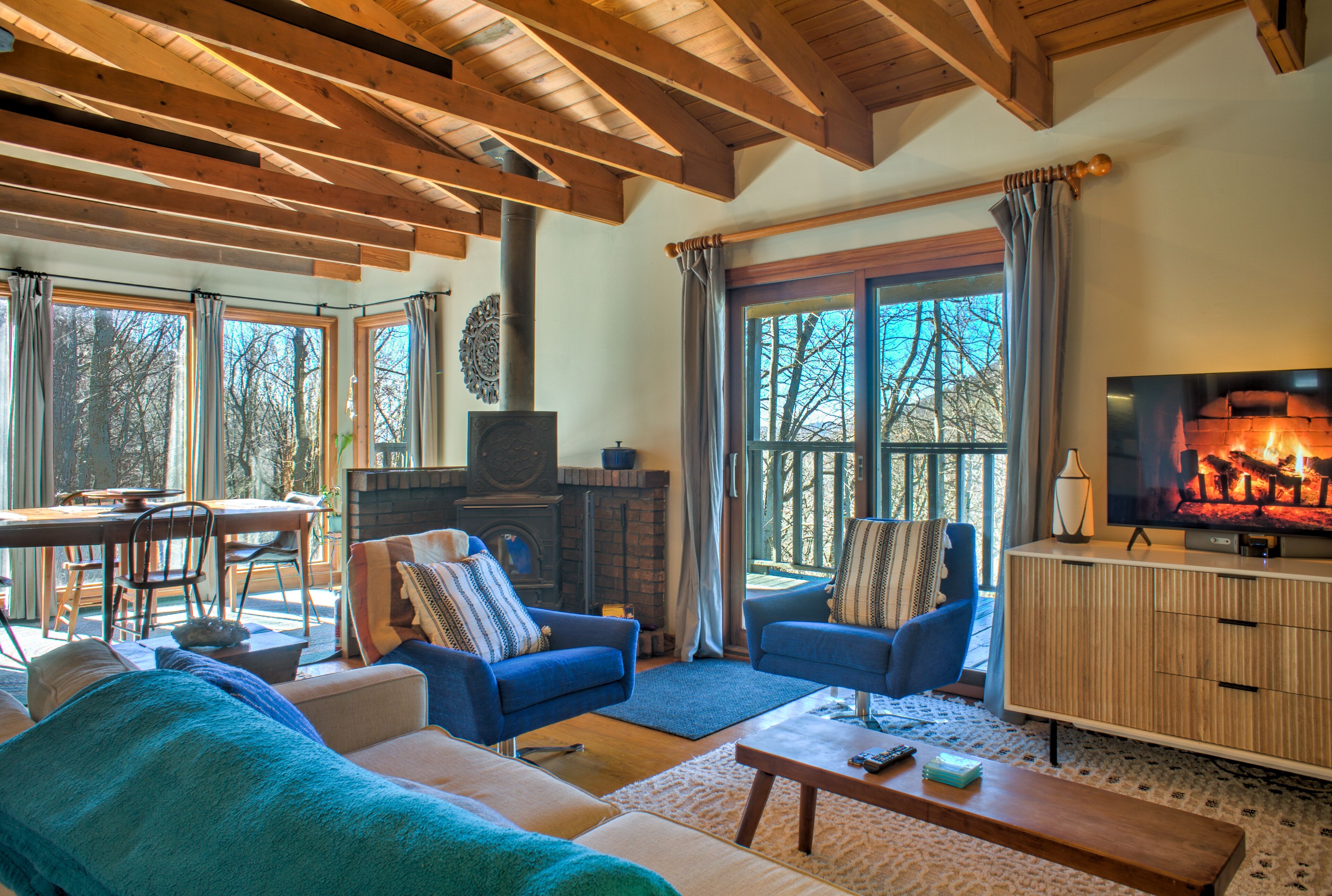 Televisión y chimenea 