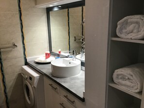 Ducha, secador de pelo, toallas