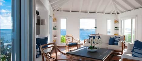 Fernseher, DVD-Player, Stereoanlage