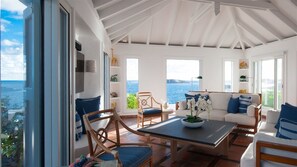 Televisión, reproductor de DVD y estéreo