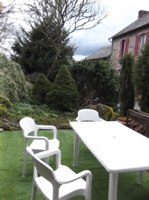 Terrace/patio - Gîte Alexandre (Savennes)