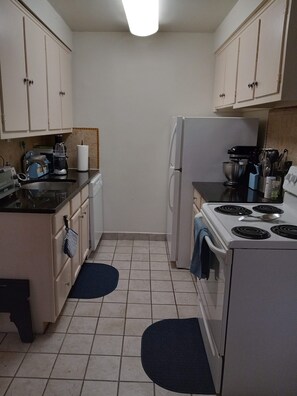 Fridge, oven, stovetop, dishwasher - Cozy, close to downtown, CRWU, free parking. (Shaker Heights)