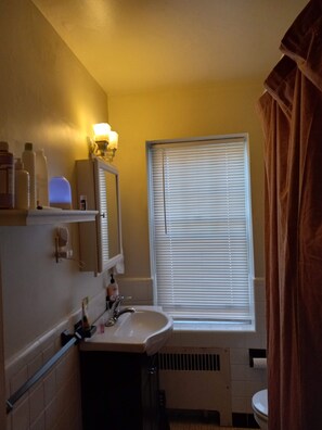 Combined shower/tub, hair dryer, towels, soap - Cozy, close to downtown, CRWU, free parking. (Shaker Heights)