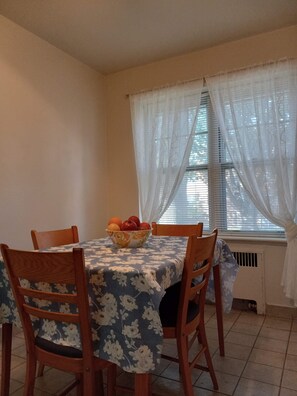 Dining - Cozy, close to downtown, CRWU, free parking. (Shaker Heights)
