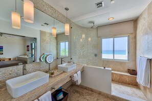 Bathtub, towels