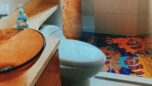 Shower, hair dryer, towels, soap - APARTMENT PALMETTO (Cartagena de Indias)