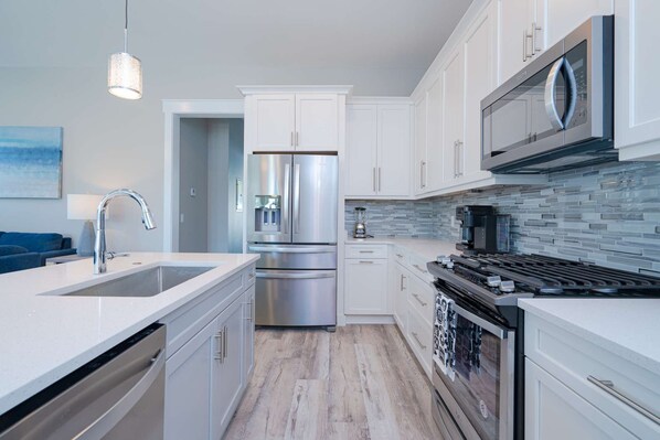 Refrigerador, microondas, horno y parrilla de estufa 