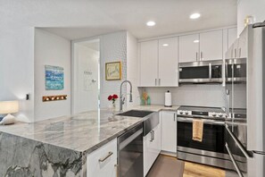 Een koelkast, een magnetron, een oven, een kookplaat