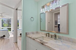 Secador de pelo, toallas