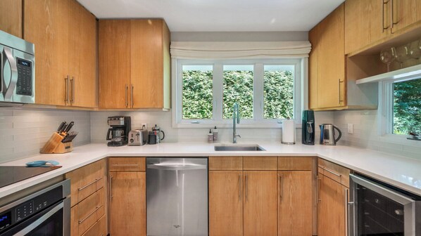 冷蔵庫、電子レンジ、オーブン、コンロ