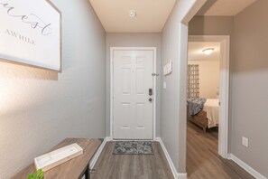 2 habitaciones, escritorio, tabla de planchar con plancha y wifi gratis