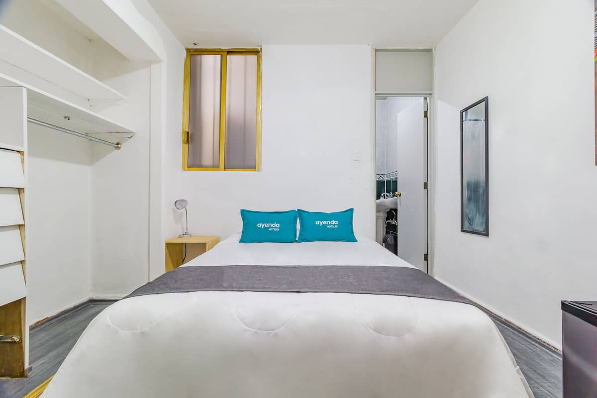 Hypo-allergenic bedding, desk, free WiFi, bed sheets