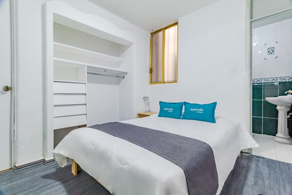 Hypo-allergenic bedding, desk, free WiFi, bed sheets