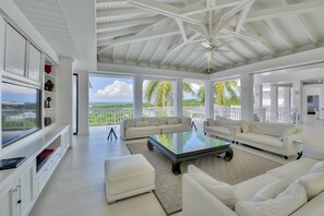 TV - Always (4/6 Rooms) Luxury villa (Les Terres Basses)